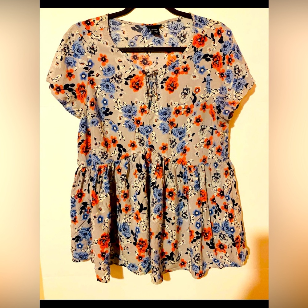 TORRID PENDULUM FLORAL TOP SIZE XS